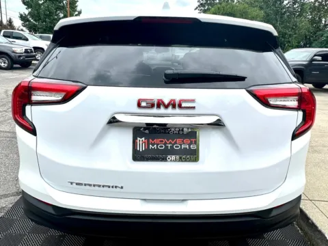 More photos of 2024 GMC Terrain FWD 4dr SLE at Midwest Motors, IN