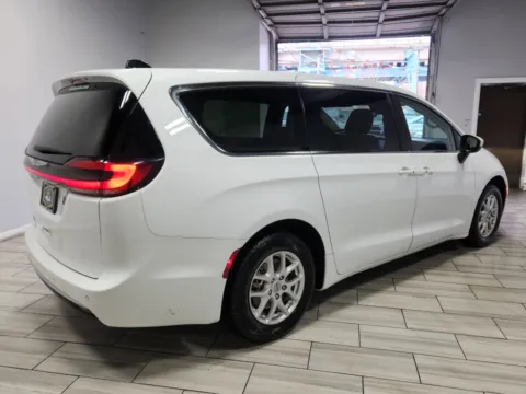 More photos of 2023 Chrysler Pacifica Touring L at Majestic Automotive Group, NJ