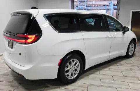 More photos of 2023 Chrysler Pacifica Touring L at Majestic Automotive Group, NJ