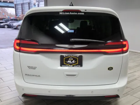 More photos of 2023 Chrysler Pacifica Touring L at Majestic Automotive Group, NJ