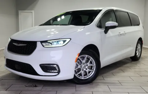 White 2023 Chrysler Pacifica Touring L for sale in Cinnaminson, NJ