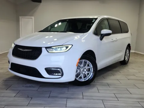 White 2023 Chrysler Pacifica Touring L for sale in Cinnaminson, NJ