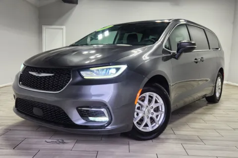 Gray 2023 Chrysler Pacifica Touring L for sale in Cinnaminson, NJ