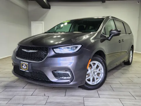 Gray 2023 Chrysler Pacifica Touring L for sale in Cinnaminson, NJ