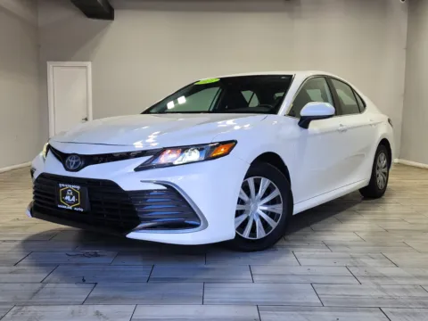 White 2022 Toyota Camry Hybrid LE for sale in Cinnaminson, NJ