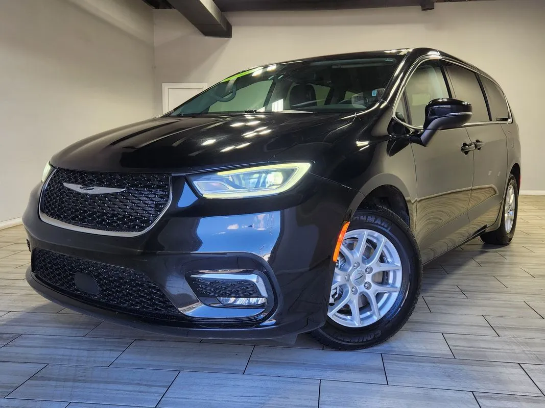 Black 2023 Chrysler Pacifica Touring L for sale in Cinnaminson, NJ