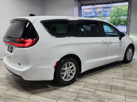 More photos of 2023 Chrysler Pacifica Touring L at Majestic Automotive Group, NJ
