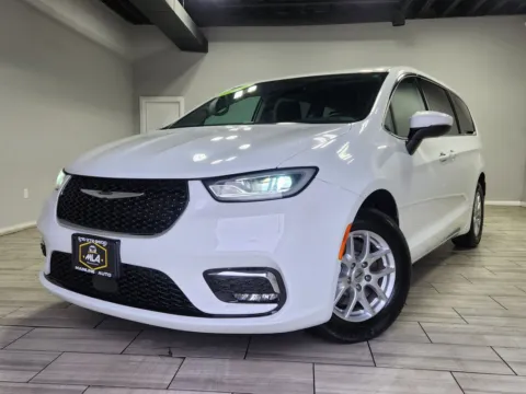 White 2023 Chrysler Pacifica Touring L for sale in Cinnaminson, NJ