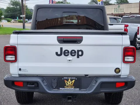 More photos of 2022 Jeep Gladiator Altitude 4x4 at Majestic Automotive Group, NJ
