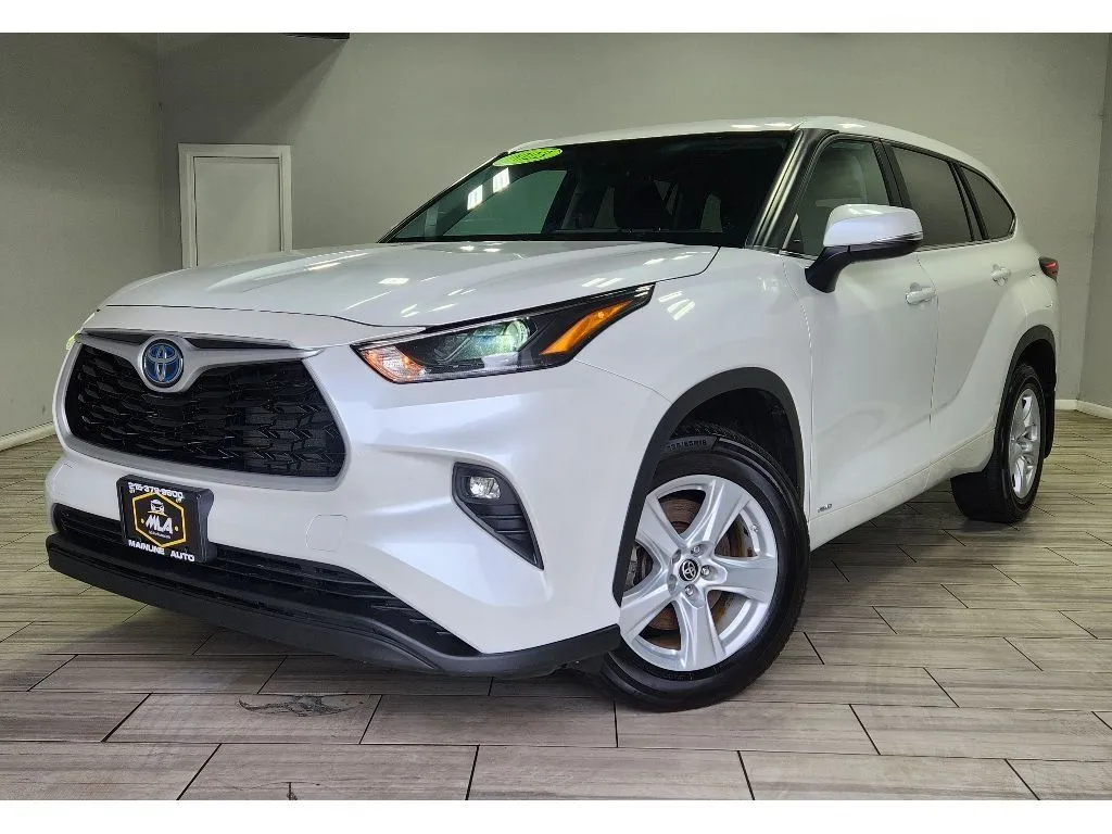 White 2023 Toyota Highlander Hybrid LE for sale in Cinnaminson, NJ
