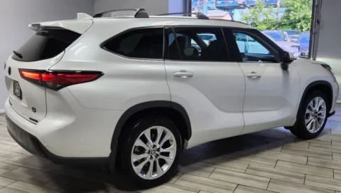 More photos of 2023 Toyota Highlander Limited at Majestic Automotive Group, NJ