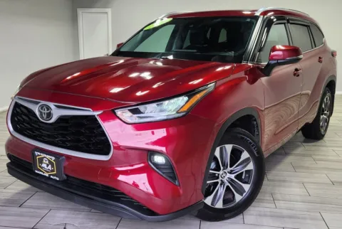 Red 2020 Toyota Highlander XLE for sale in Cinnaminson, NJ