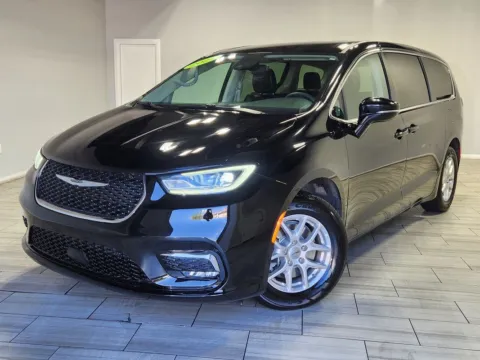 Black 2024 Chrysler Pacifica Touring L for sale in Cinnaminson, NJ