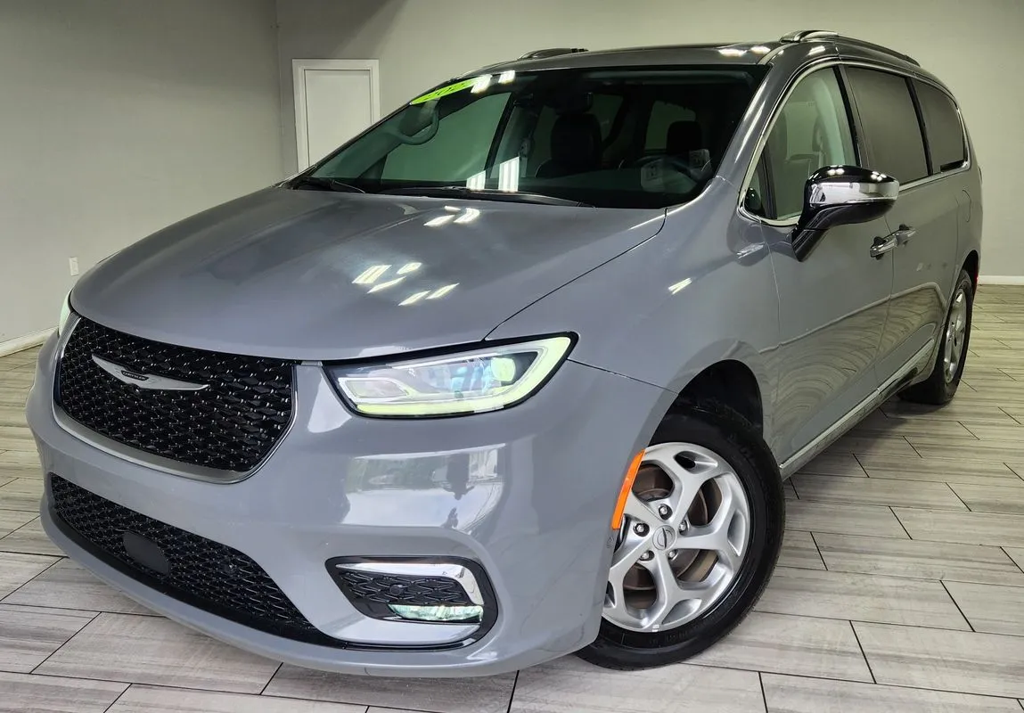 Gray 2023 Chrysler Pacifica Limited for sale in Cinnaminson, NJ