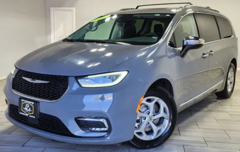 Gray 2023 Chrysler Pacifica Limited for sale in Cinnaminson, NJ