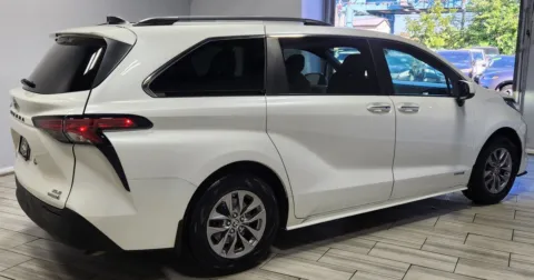More photos of 2021 Toyota Sienna XLE at Majestic Automotive Group, NJ