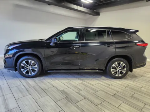 Photos of 2021 Toyota Highlander XLE for sale in Cinnaminson, NJ at Majestic Automotive Group