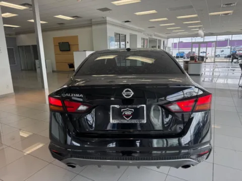 More photos of 2022 Nissan Altima 2.5 SR at RS Motors, IN