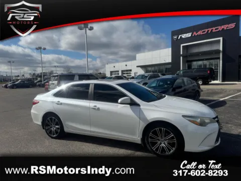 White 2016 Toyota Camry XLE for sale in Indianapolis, IN