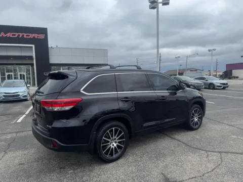More photos of 2017 Toyota Highlander SE AWD V6 at RS Motors, IN
