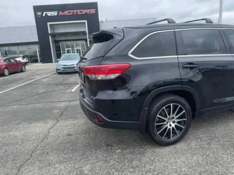 More photos of 2017 Toyota Highlander SE AWD V6 at RS Motors, IN