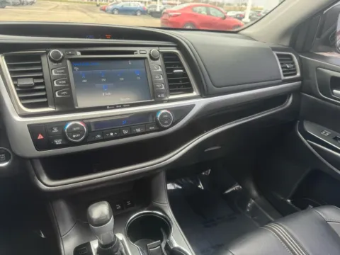 More photos of 2017 Toyota Highlander SE AWD V6 at RS Motors, IN