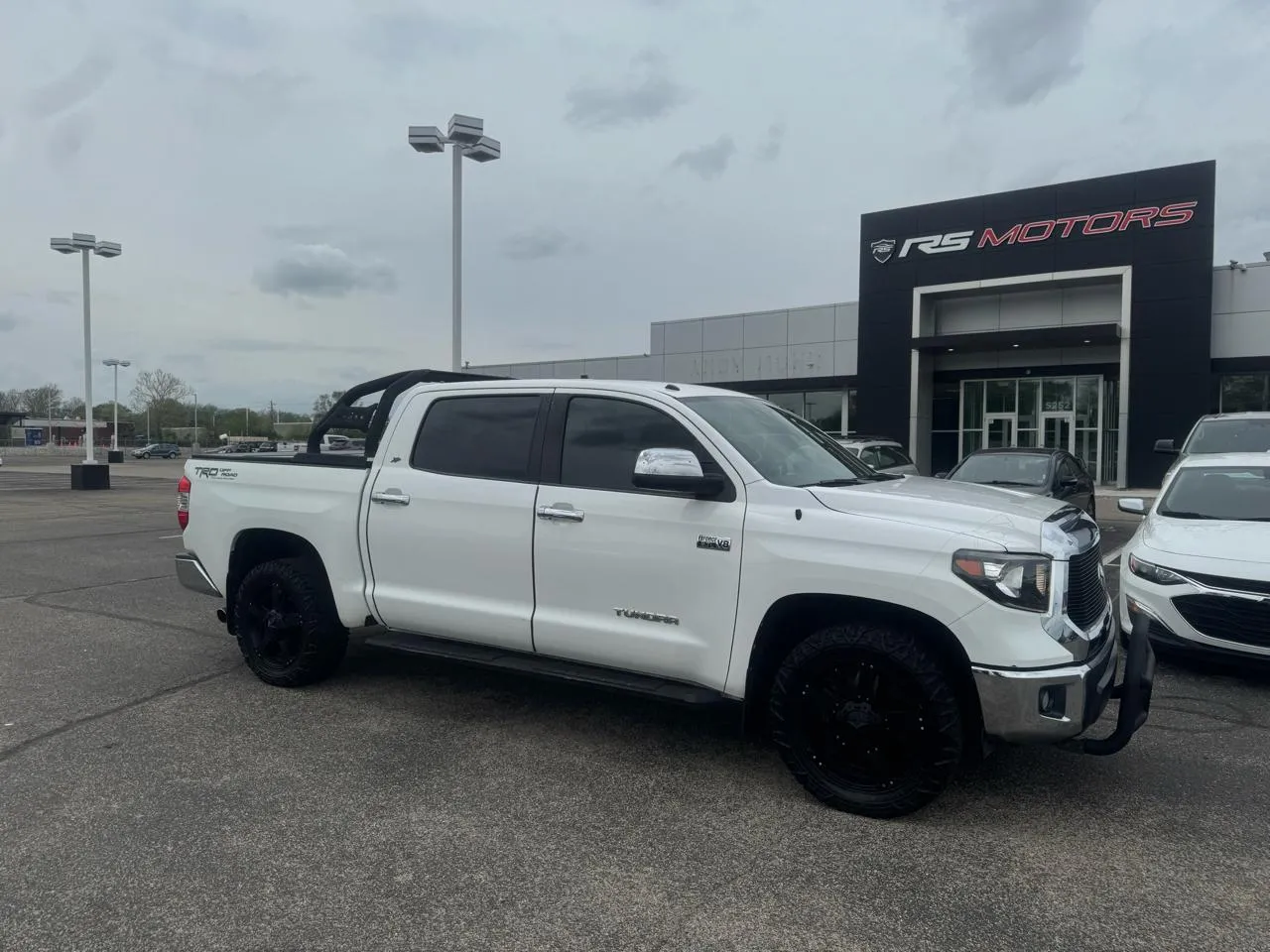 White 2017 Toyota Tundra SR5 5.7L V8 FFV CrewMax 2WD for sale in Indianapolis, IN