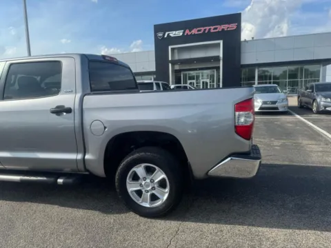 More photos of 2017 Toyota Tundra SR5 5.7L V8 CrewMax 4WD at RS Motors, IN