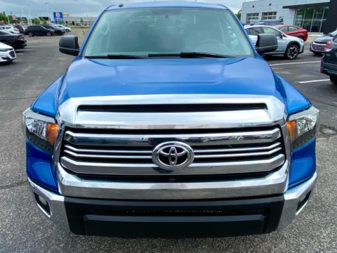More photos of 2017 Toyota Tundra SR5 4.6L V8 CrewMax 4WD at RS Motors, IN