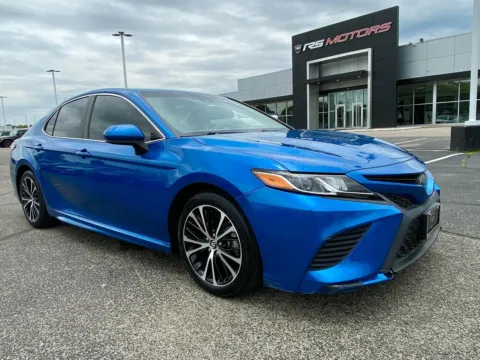 Blue 2018 Toyota Camry SE for sale in Indianapolis, IN