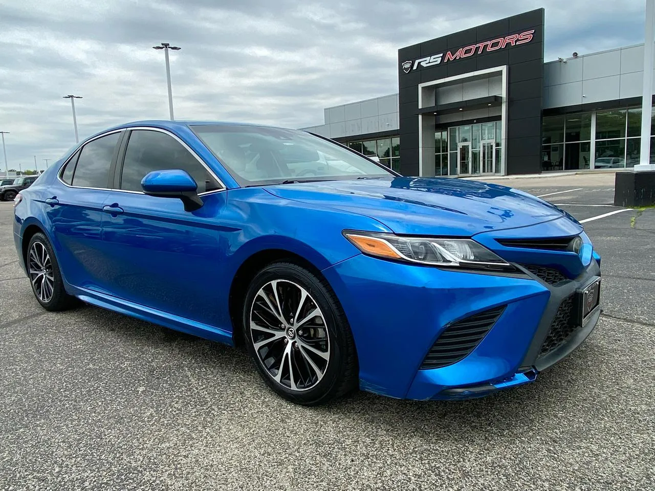 Blue 2018 Toyota Camry SE for sale in Indianapolis, IN