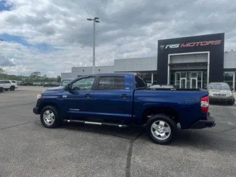 More photos of 2015 Toyota Tundra SR5 5.7L V8 CrewMax 4WD at RS Motors, IN