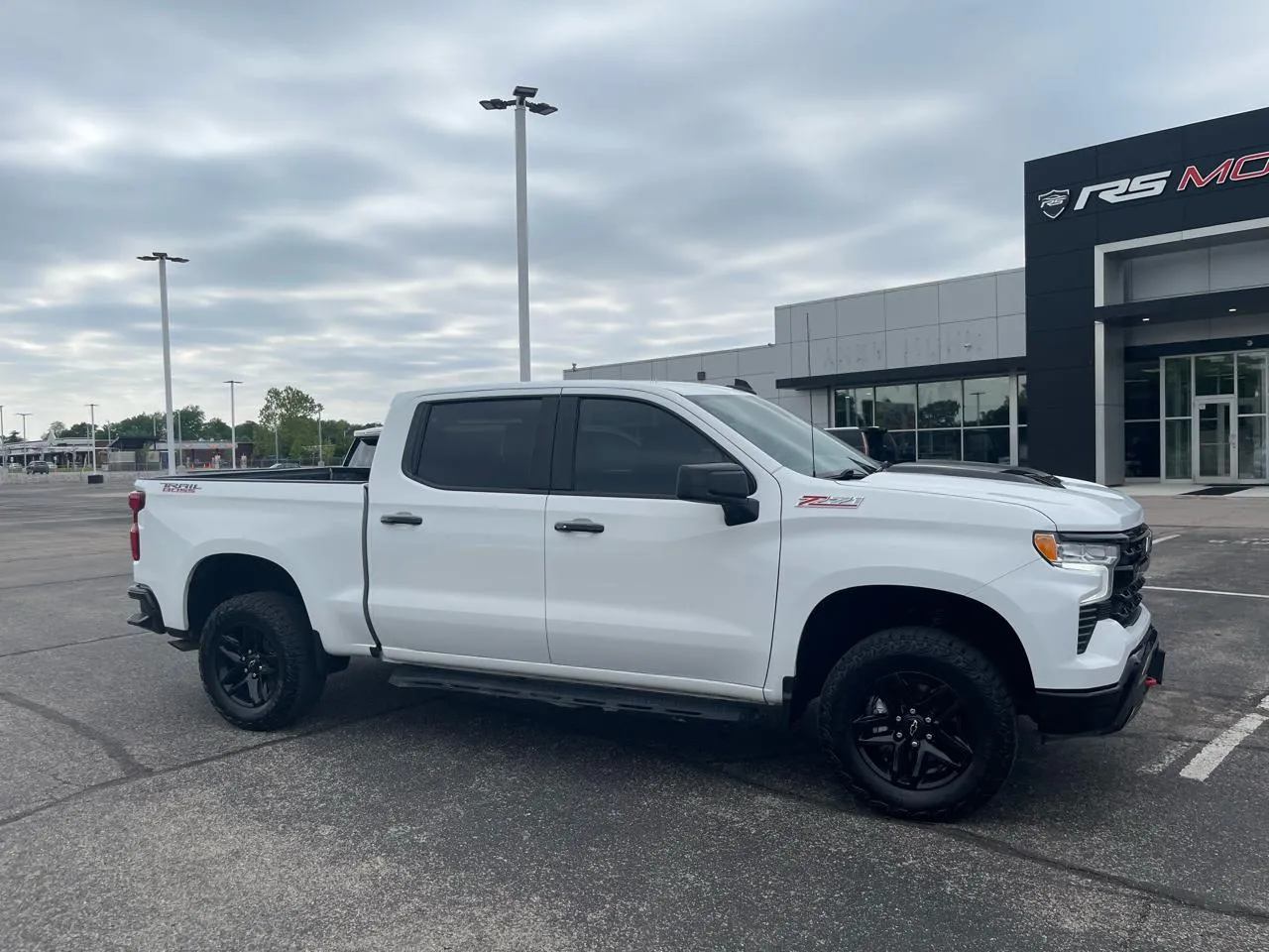 White 2023 Chevrolet Silverado 1500 Z71 Crew Cab 4WD Trail Boss for sale in Indianapolis, IN