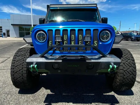More photos of 2020 Jeep Gladiator Sport at RS Motors, IN