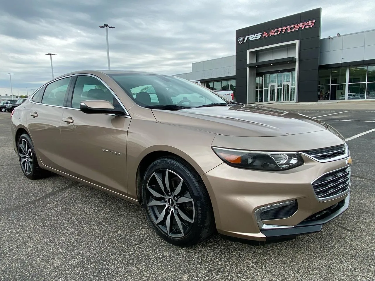Beige 2018 Chevrolet Malibu LT for sale in Indianapolis, IN