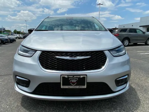 More photos of 2024 Chrysler Pacifica Touring L at RS Motors, IN