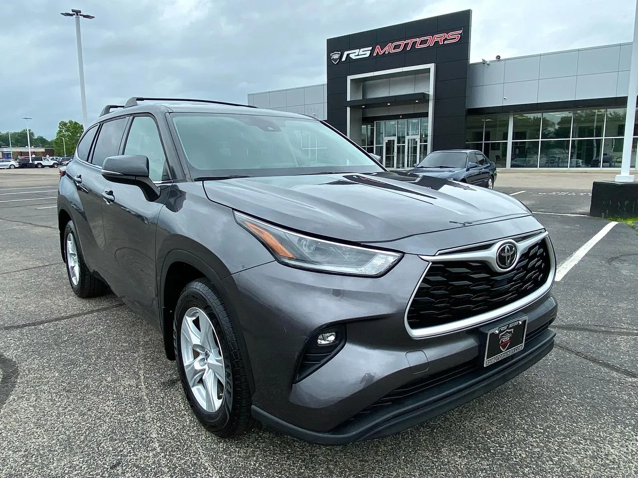 Gray 2021 Toyota Highlander LE AWD V6 for sale in Indianapolis, IN