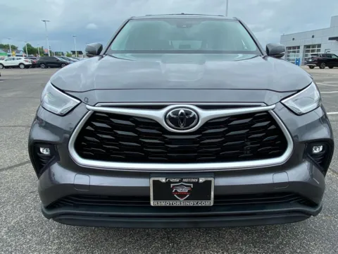 More photos of 2021 Toyota Highlander LE AWD V6 at RS Motors, IN