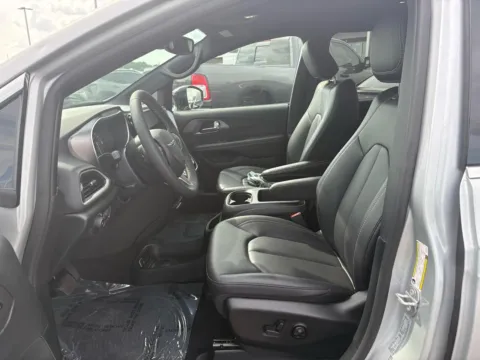 More photos of 2026 Chrysler Pacifica Select at RS Motors, IN