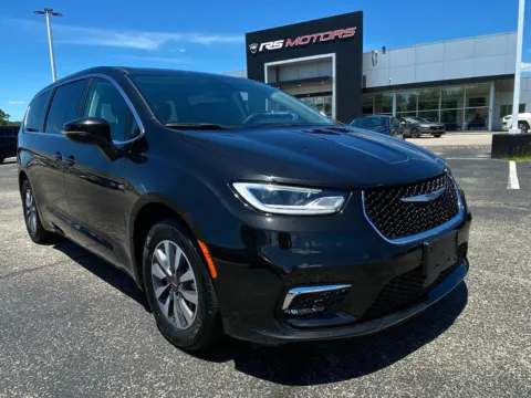 Black 2023 Chrysler Pacifica Hybrid Touring L for sale in Indianapolis, IN