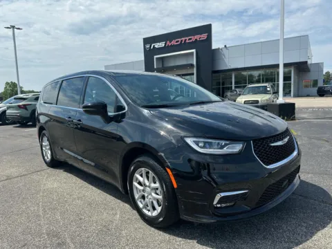 Black 2026 Chrysler Pacifica Select for sale in Indianapolis, IN