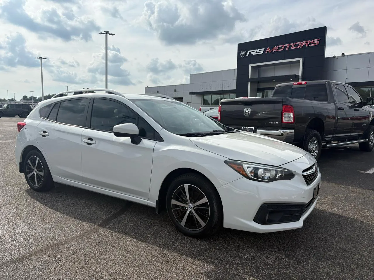 White 2021 Subaru Impreza 2.0i Premium CVT 5-Door for sale in Indianapolis, IN