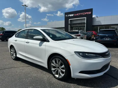 White 2016 Chrysler 200 S for sale in Indianapolis, IN