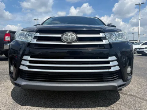 More photos of 2019 Toyota Highlander XLE FWD V6 at RS Motors, IN