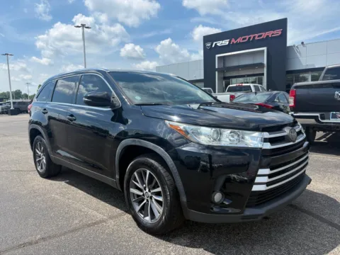 Black 2019 Toyota Highlander XLE FWD V6 for sale in Indianapolis, IN