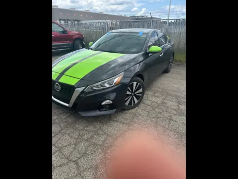 Blue 2019 Nissan Altima 2.5 SV for sale in Indianapolis, IN