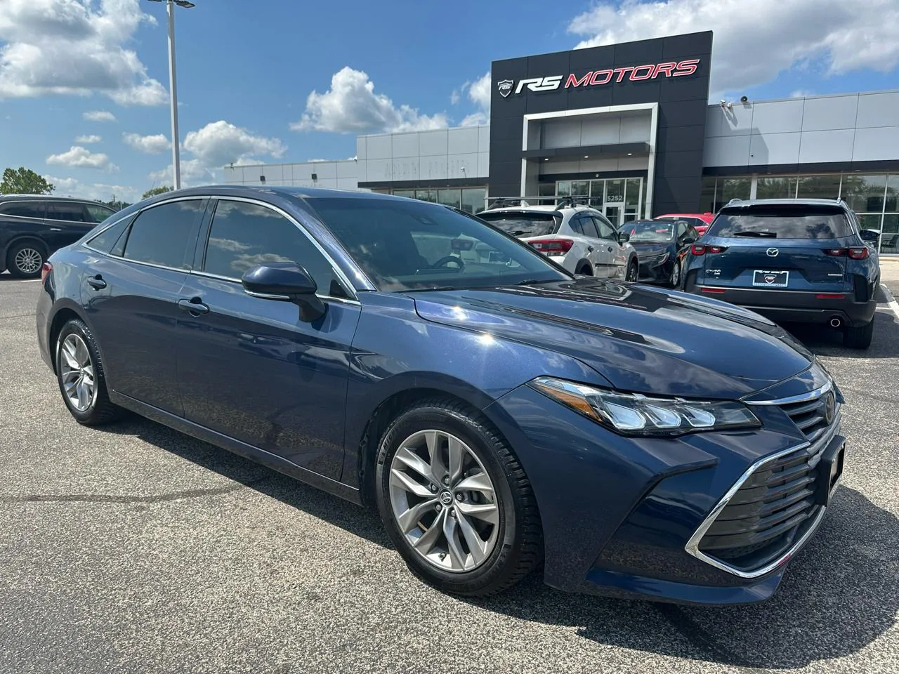 Beige 2019 Toyota Avalon XLE for sale in Indianapolis, IN