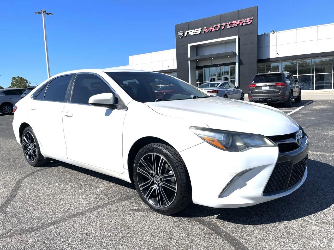 White 2016 Toyota Camry SE for sale in Indianapolis, IN