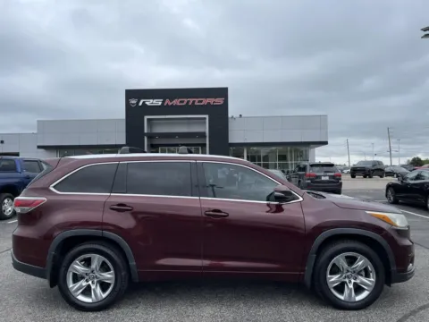 More photos of 2016 Toyota Highlander Limited FWD V6 at RS Motors, IN