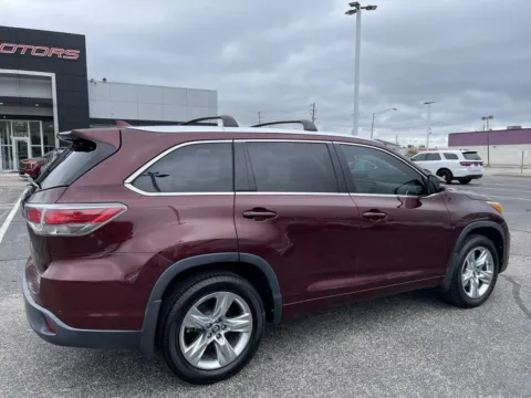 More photos of 2016 Toyota Highlander Limited FWD V6 at RS Motors, IN